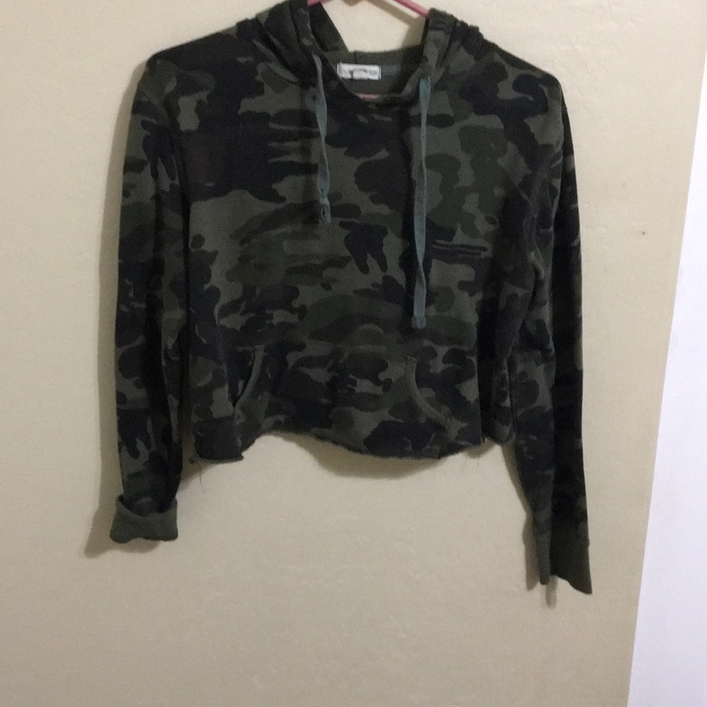 Cropped camo sweatshirt